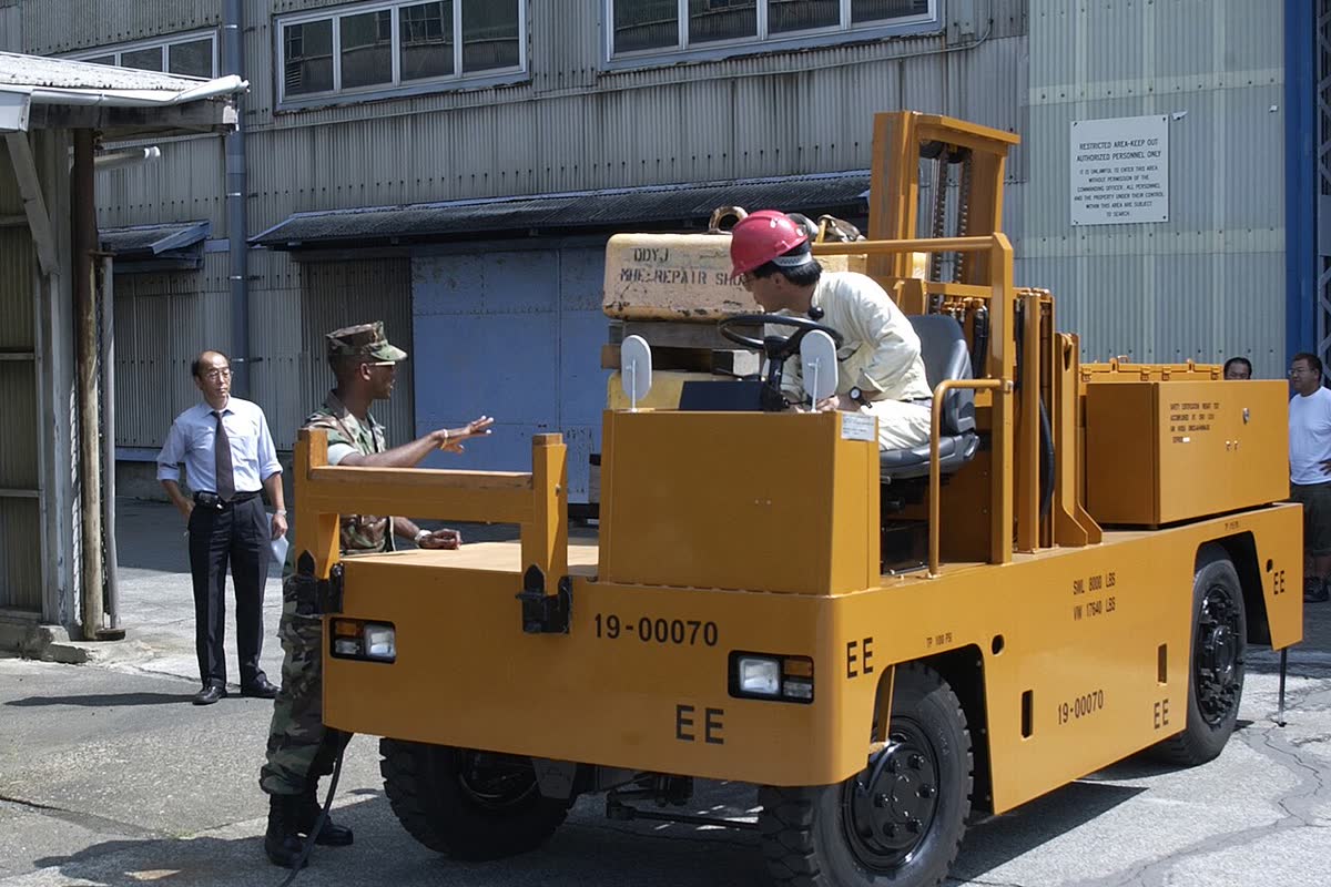 2001 Nichiyu Electric Reach Truck image 2