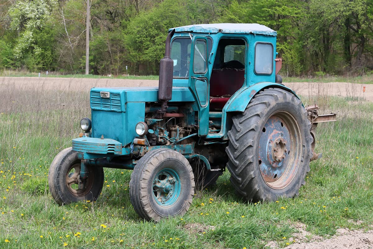 2002 Kubota GL Series Tractor image 2