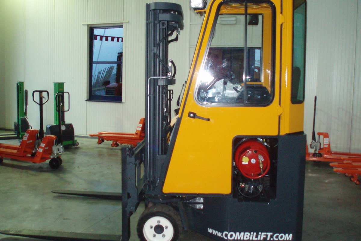 2005 TCM Yard Forklift image 3